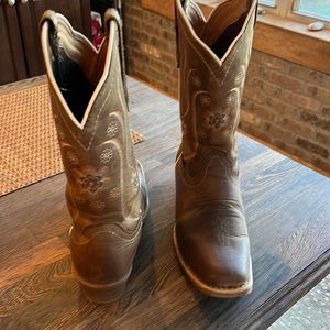 Justin Women’s cowboy boot rarely worn